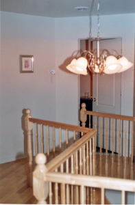 rampe d'escalier avant (Rénovation et installation d'escalier en bois Lanaudière) Plancher et Rénovation Castilloux